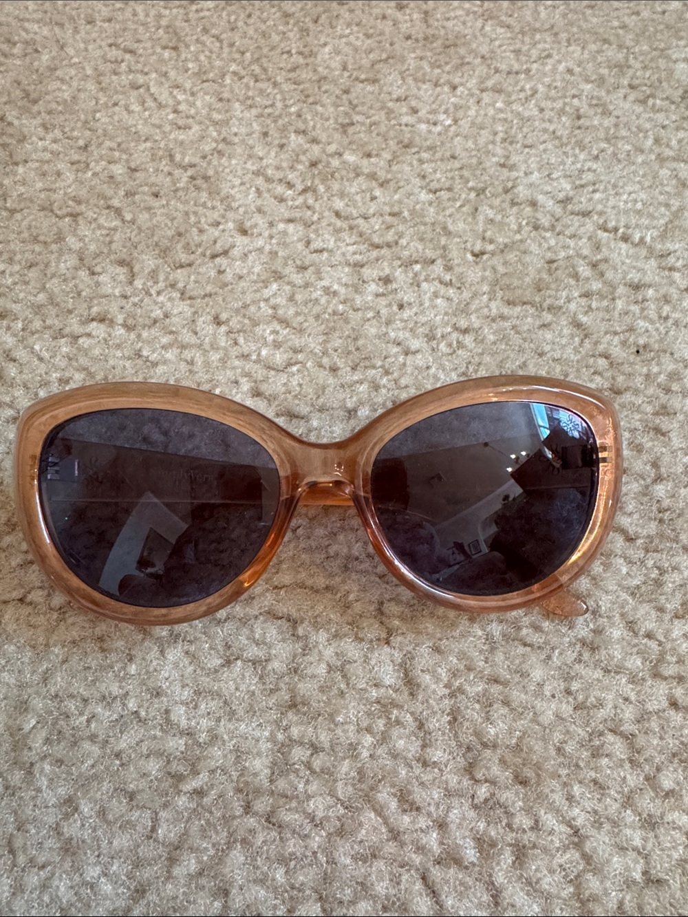 Simply Vera Vera Wang - Amber Translucent Oversized Sunglasses with Dark Lenses